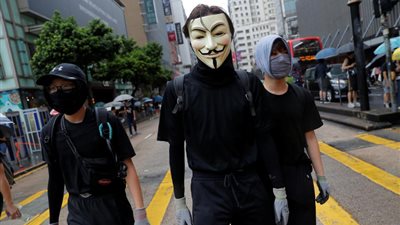 في تحد لقرار الحظر.. عشرات الآلاف يتظاهرون بالأقنعة في هونج كونج
