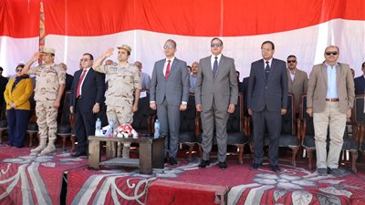 محافظ سوهاج يشهد طابور عرض احتفالا بنصر أكتوبر.. ويسلم 13 