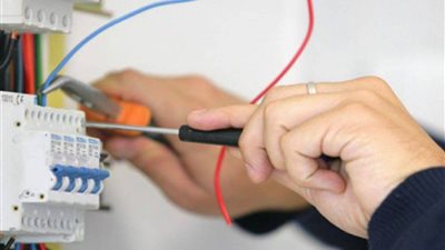  الكهرباء تستهدف جمع ٣ مليارات جنيه من سرقة التيار.. وقانون التصالح والعدادات الكودية 