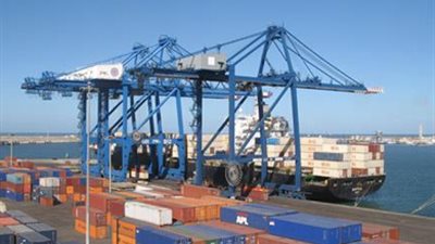 ميناء دمياط يستقبل ١٢ سفينة حاويات وبضائع 