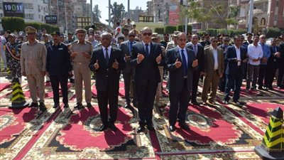 محافظ الغربية ومدير الأمن يضعان إكليل الزهور على النصب التذكاري لشهداء أكتوبر (صور)