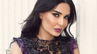 سيرين عبدالنور تلتقط صورة 