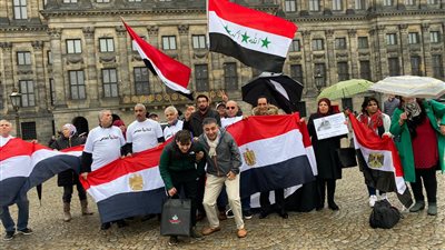المصريون بالخارج يحتفلون بذكرى نصر أكتوبر أمام القصر الملكي بـ أمستردام (صور)