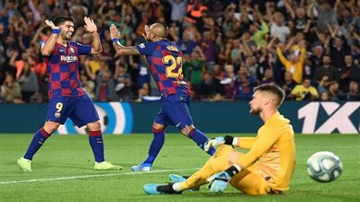 برشلونة يدهس إشبيلية في مباراة البطاقات الملونة ويشعل قمة الليجا