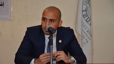 أستاذ إعلام عن غلق 