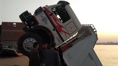 سقوط سيارة نقل محملة بالطمى من أعلى معدية نيلية ببني سويف (صور)