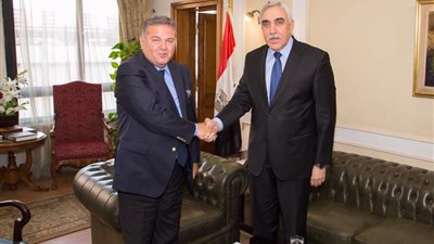 السفير العراقي بالقاهرة يلتقي بوزير قطاع الأعمال     
