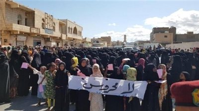 احتجاجات نسائية باليمن تطالب برحيل محافظ سقطرى