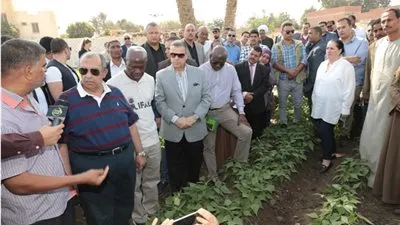 محافظ بني سويف ووزير الزراعة يتفقدان مشروع 