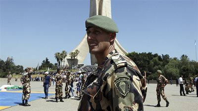 الجيش الجزائري يعتقل إرهابيين وضبط مواد لصناعة القنابل في شمال البلاد