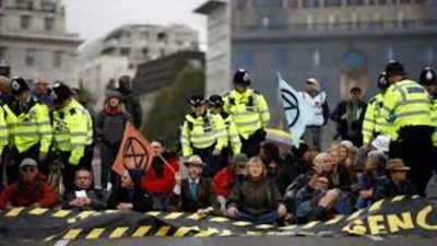 شرطة لندن تعتقل أكثر من 300 شخصًا بسبب احتجاجات التغير المناخي