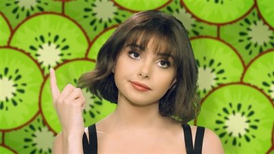 شاهد.. موقف محرج ماريتا ابنة عاصي الحلاني أثناء غنائها على المسرح (فيديو)