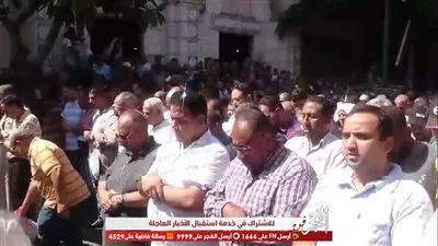 المئات يؤدون صلاة الجنازة على الراحل طلعت زكريا بالإسكندرية (فيديو)