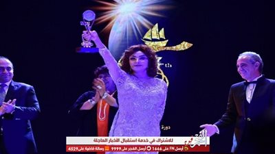 شاهد.. لحظة صعود نبيلة عبيد خشبة مسرح الأوبرا لتكريمها بمهرجان الإسكندرية (فيديو)