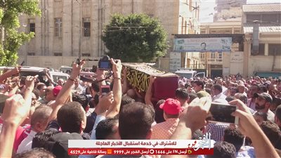 وسط غياب نجوم الفن.. المئات يشيعون جثمان طلعت زكريا إلى مثواه الأخير (فيديو وصور)