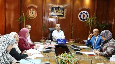 محافظ السويس يلتقي عددًا من المواطنين خلال اللقاء الجماهيري (صور)