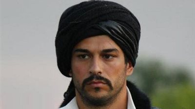 بوراك أوزجفيت يجسد دور البطولة في 