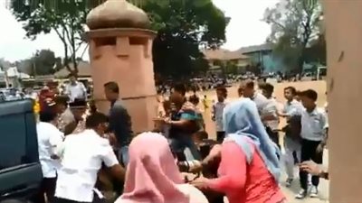 أول فيديو لعملية طعن وزير الأمن الإندونيسي  