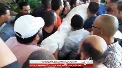 شاهد بالفيديو.. لحظة دفن جثمان الراحل طلعت زكريا 