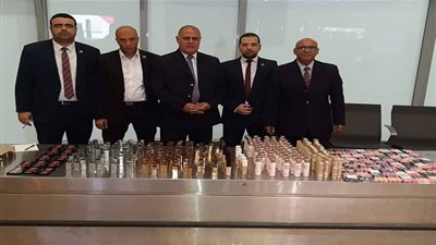 إحباط محاولة تهريب كمية كبيرة من مستحضرات التجميل بمطار القاهرة