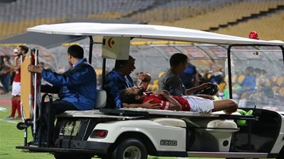 فحص طبي لرباعي الأهلي 