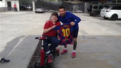 لقطة إنسانية.. ميسي يستضيف طفلا مصابا بمرض نادر