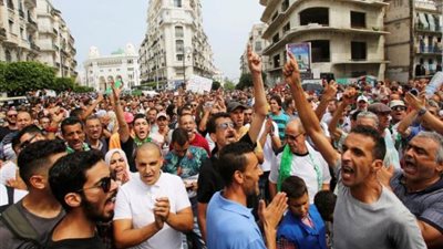 الجيش الجزائري يتعهد بانتخابات رئاسية أكثر شفافية