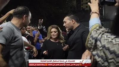 لحظة .. وصول نهال لعزاء الراحل طلعت زكريا (صور)