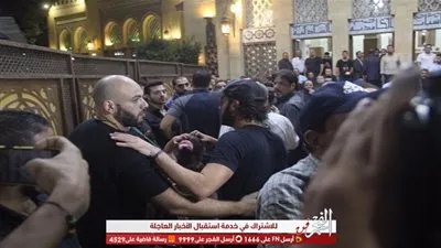  التفاف الجمهور حول المسجد المقام به عزاء طلعت زكريا ( فيديو)