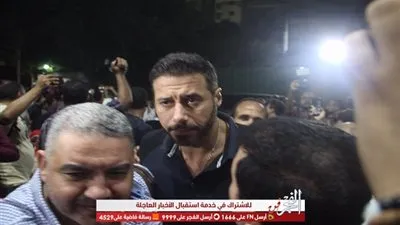 بالصور والفيديو.. ازدحام تدافع الجمهور أثناء دخول أحمد السعدني عزاء طلعت زكريا