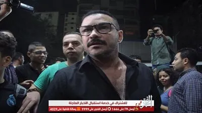 بالصور تدافع الجمهور أثناء دخول محمد رحب عزاء طلعت زكريا