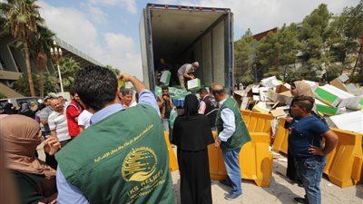 مركز الملك سلمان يوزع مستلزمات الدراسة على أبناء اللاجئين السوريين