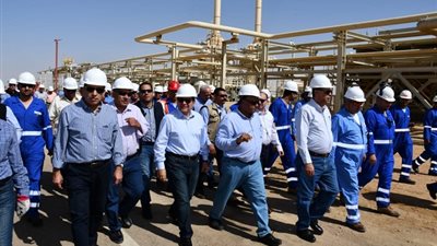 وزير البترول يتفقد موقع إنتاج بدر3  بالصحراء الغربية (صور)