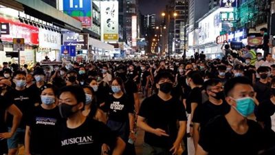 إلقاء قنابل حارقة داخل محطة مترو في هونج كونج