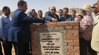 محافظ الوادي الجديد يضع حجر أساس مستشفى الداخلة الجديدة (صور)