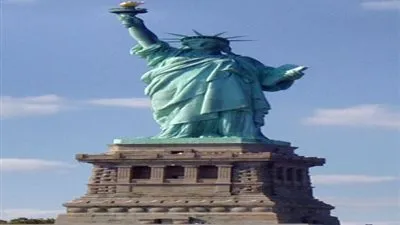 نشطاء هونج كونج المؤيدون للديمقراطية يرفعون تمثال 