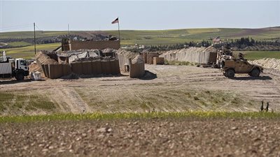 القوات الأمريكية تعلن إخلاء قاعدة مطاحن منبج في حلب بشكل كامل