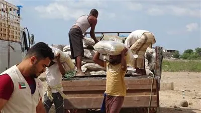 الإمارات تغيث مخيمات النازحين في محافظة عدن