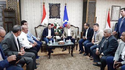 محافظ السويس يستقبل وزير الشباب والرياضة بالديوان العام 