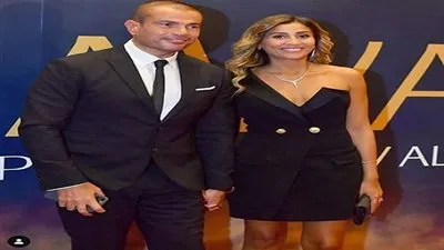 بإطلالة أنيقة.. دينا الشربيني مع عمرو دياب في السعودية (فيديو وصور)