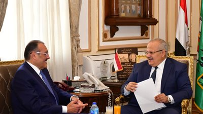 رئيس جامعة القاهرة يستقبل السفير السعودي بالقاهرة (صور)