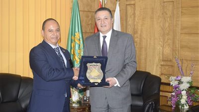 رئيس جامعة بنها يستقبل أستاذ الهندسة بجامعة كالجاري البرتا بكندا (صور)