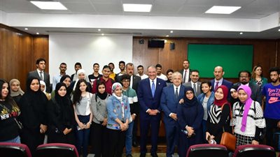 سفير خادم الحرمين بمصر يزور جامعة القاهرة ويلتقي الطلبة السعوديين