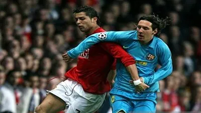 بالأرقام.. ميسي يتفوق على رونالدو رغم وصوله إلى الهدف رقم 700