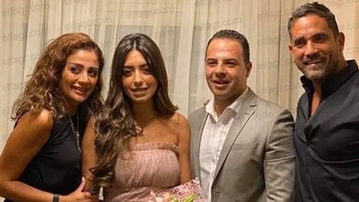 إطلالة رقيقة للعروس.. أمير كرارة يحتفل بخطبة شقيقته في أجواء عائلية (صور)