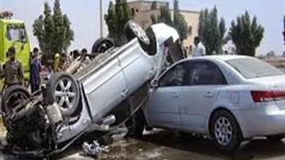 إصابة 5 أشخاص بينهم طفلان في تصادم سيارتين بالتجمع الخامس