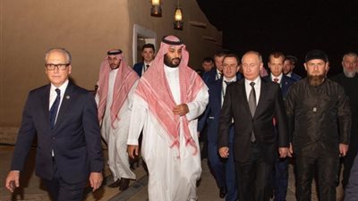 قبل مغادرة المملكة.. ولي العهد والرئيس الروسي يتجولان في حي الطريف التاريخي (صور)