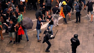 إصابة أكثر من 130 متظاهرا في إسبانيا بعد الحكم بالسجن على قادة كتالونيا