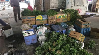 مداهمة سوق النكاسة بمكة وإتلاف أطنان من الغذاء التالف وضبط مخالفين