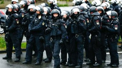 شرطة مكافحة الشغب تشتبك مع المتظاهرين في برشلونة